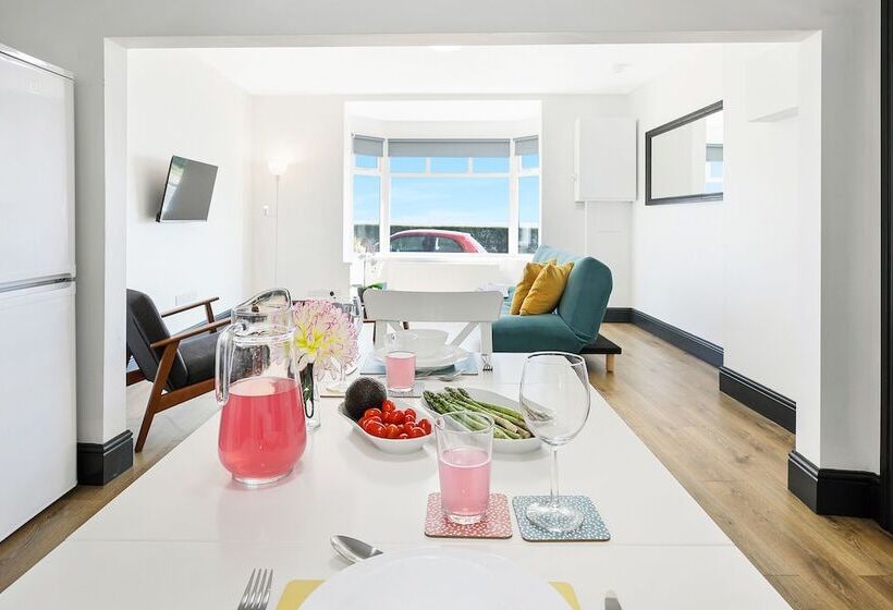 بنسيون Tyme Suites On Kingsway