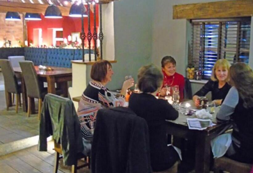 ペンション The Falcon At Hatton