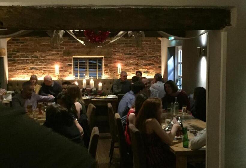 ペンション The Falcon At Hatton