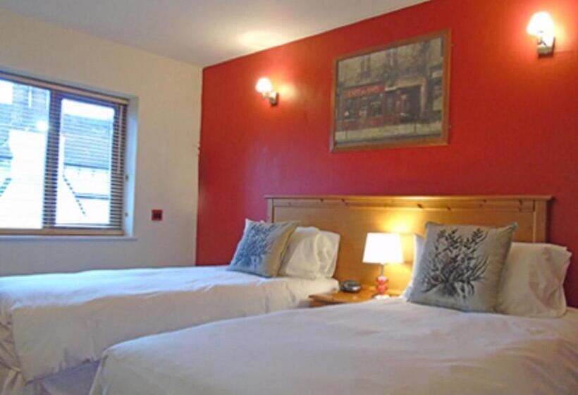 ペンション The Falcon At Hatton