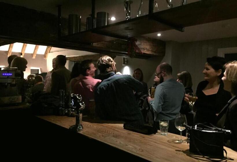 ペンション The Falcon At Hatton