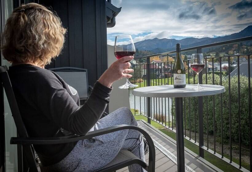 Village Lake Apartments