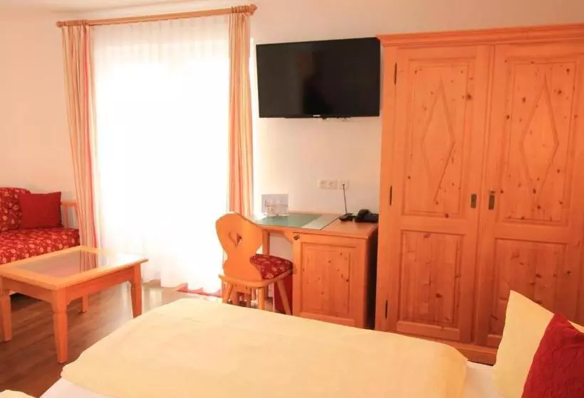 Hilleprandt   Adults Only