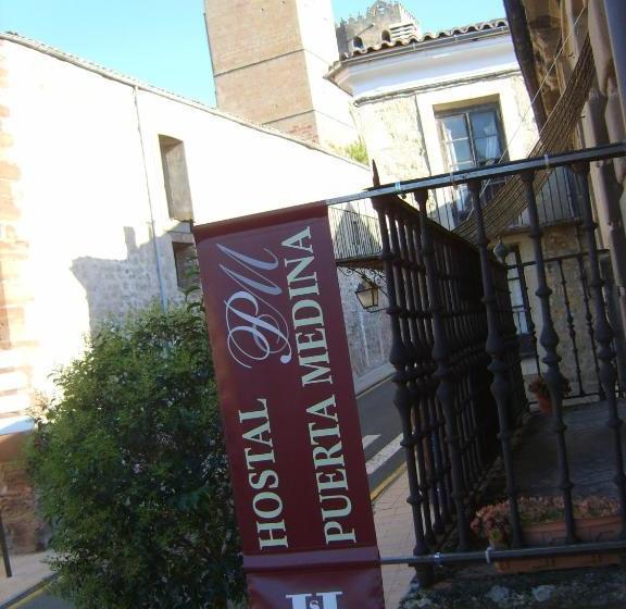 פנסיון Hostal Puerta Medina