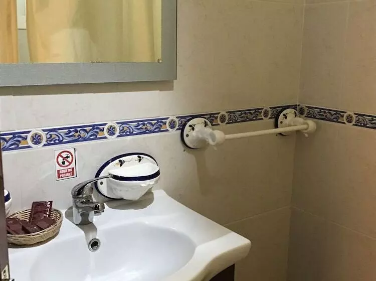 پانسیون Hostal Restaurante El Mero