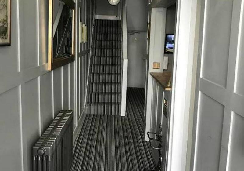 پانسیون The Willows