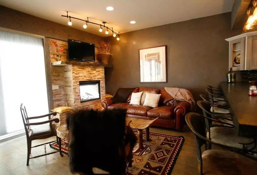 Retkeilymaja Swan River Inn