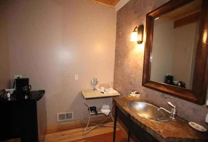 Retkeilymaja Swan River Inn