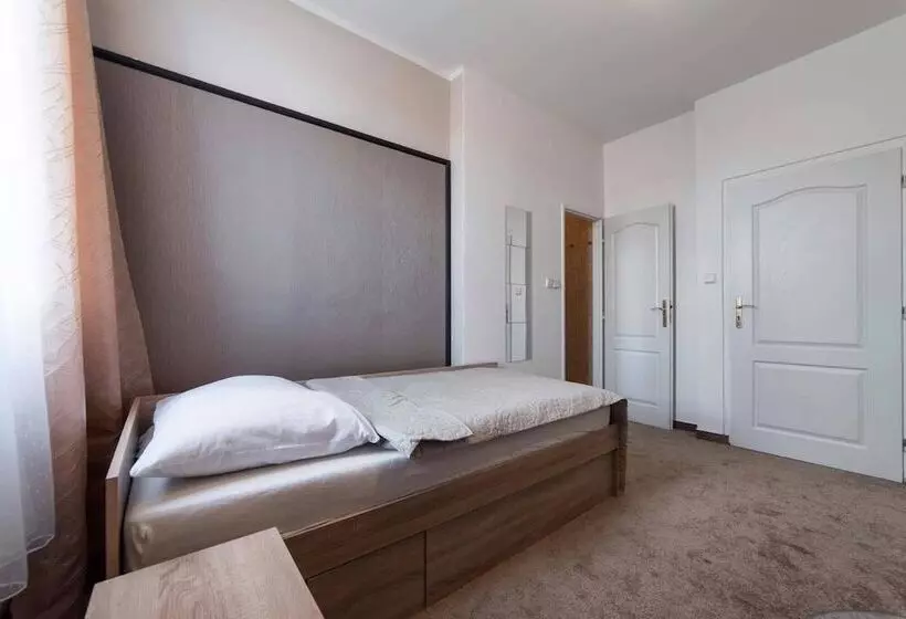 Majatalo Penzion Homer Slany