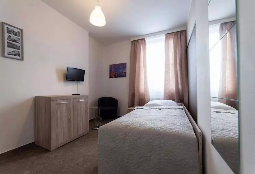 Majatalo Penzion Homer Slany