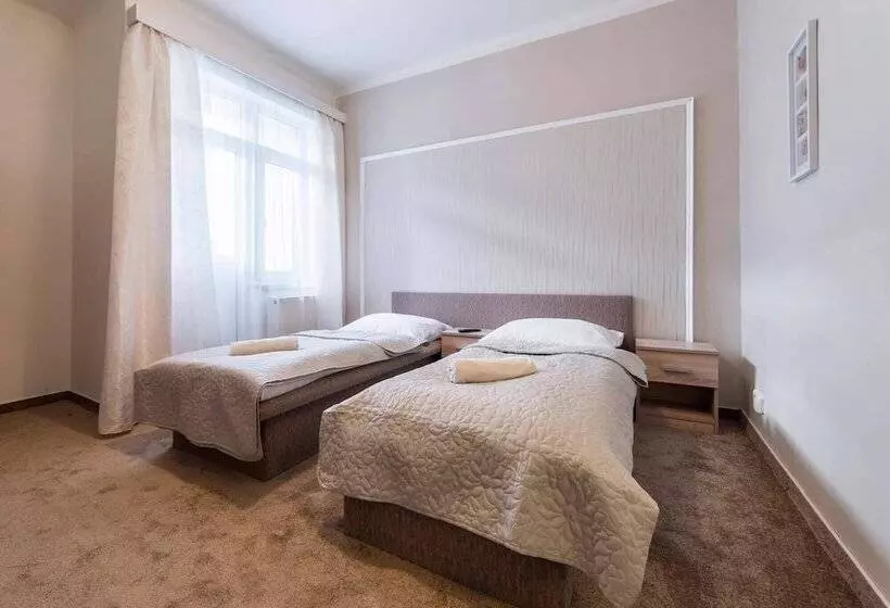 Majatalo Penzion Homer Slany