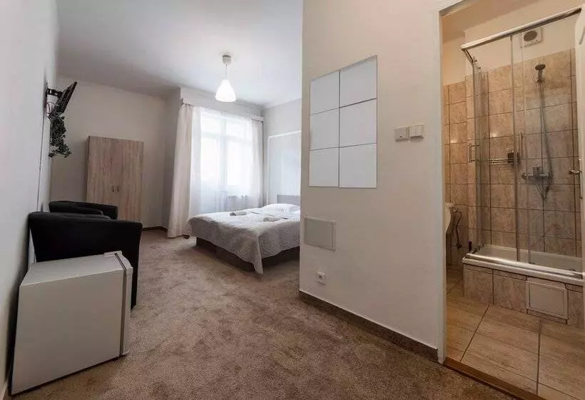 Majatalo Penzion Homer Slany