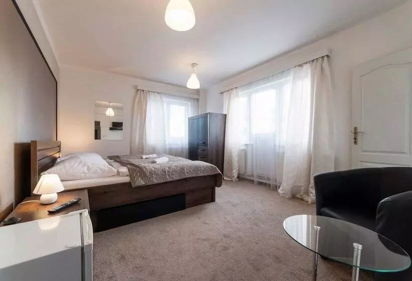 Majatalo Penzion Homer Slany