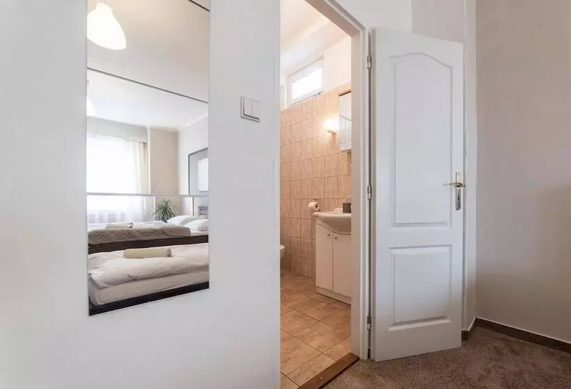 Majatalo Penzion Homer Slany