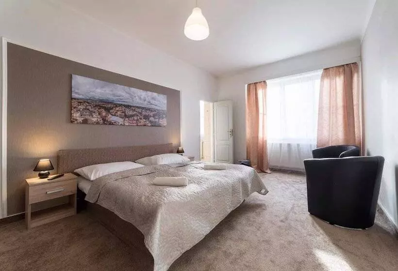 Majatalo Penzion Homer Slany