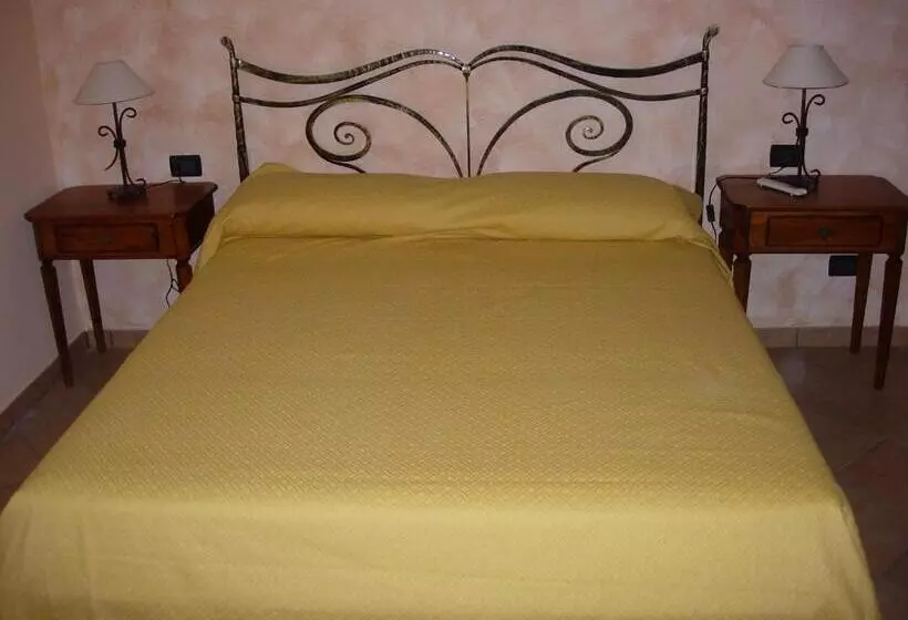 Hotelli Angelucci Agriturismo Con Camere E Agri Camping