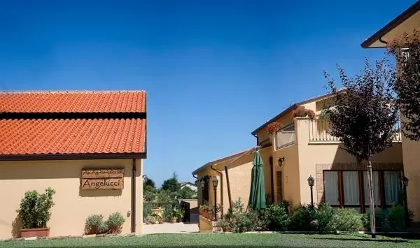 Hotelli Angelucci Agriturismo Con Camere E Agri Camping
