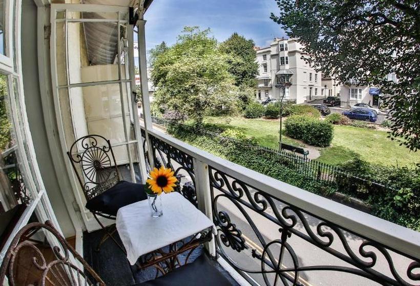 پانسیون Churchill Guest House