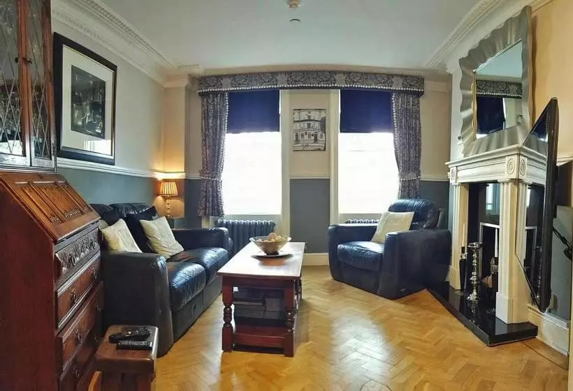 ペンション Churchill Guest House