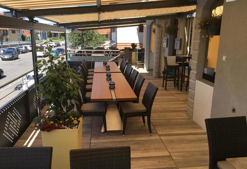 הוסטל Restaurant Jura