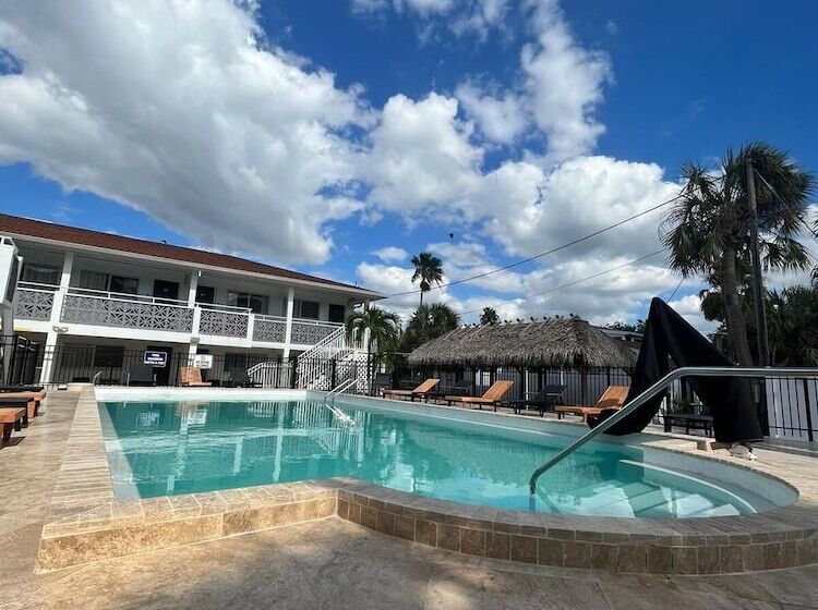 旅馆 Holiday Isles Resort