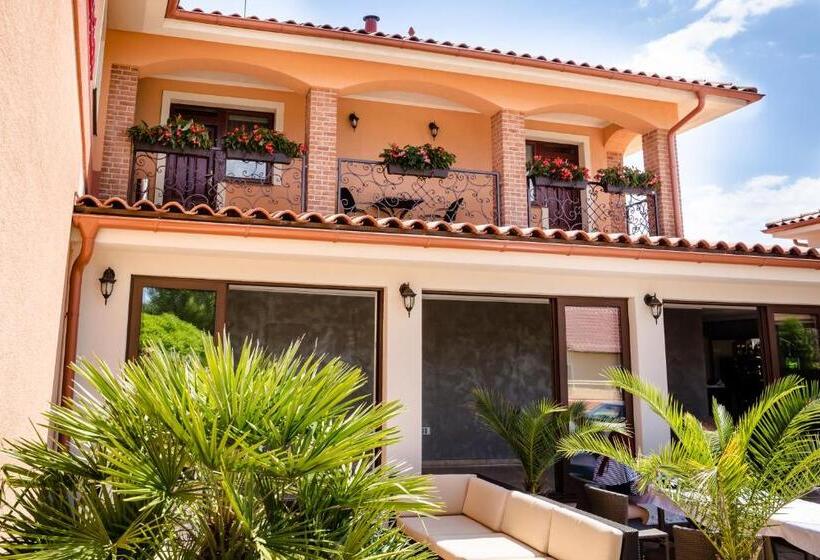 Corvin Pension And Restaurant