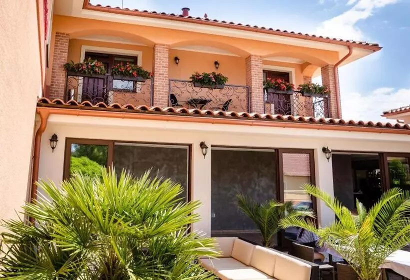 Corvin Pension And Restaurant