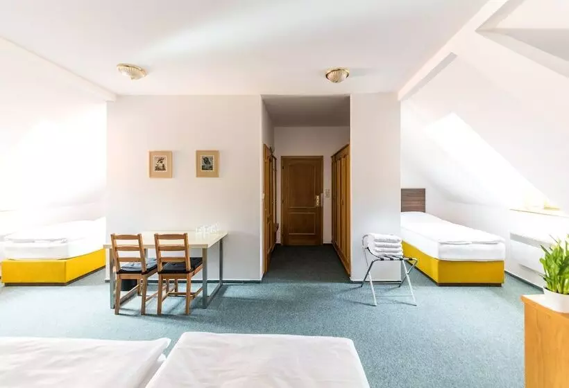 Majatalo Penzion Austis