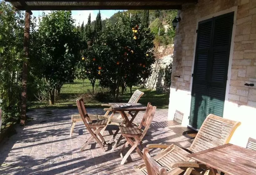 ホテル Agriturismo La Rocca Di Perti