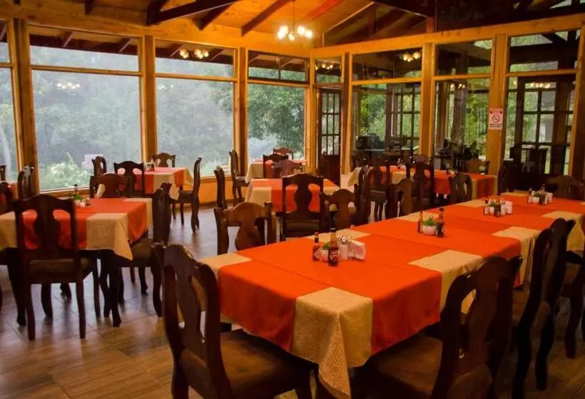 Hotelli Sueños Del Bosque Lodge