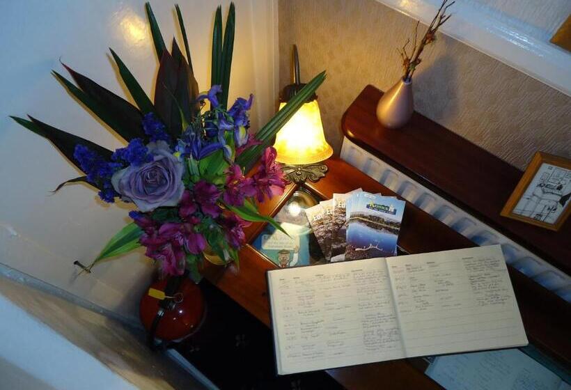 膳宿费 Leonards Field House