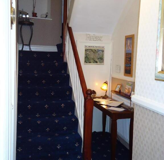 膳宿费 Leonards Field House