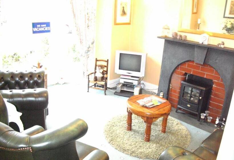 膳宿费 Leonards Field House