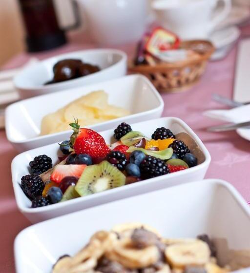 膳宿费 Leonards Field House