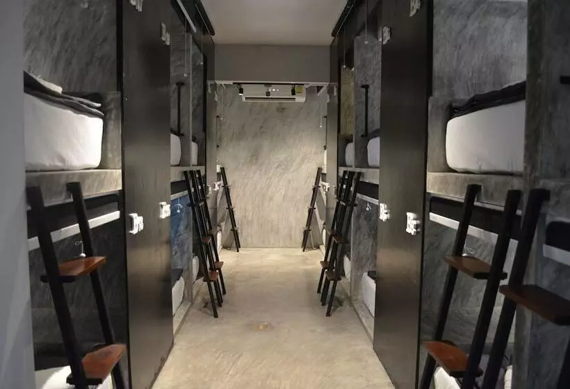 ペンション Nirvana Guesthouse & Hostel