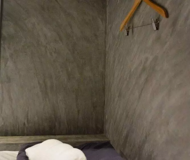 ペンション Nirvana Guesthouse & Hostel