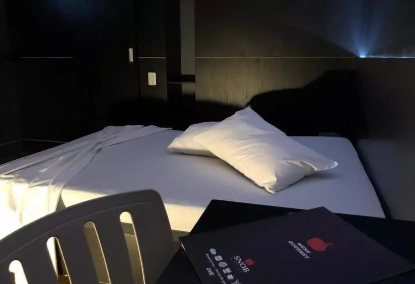 Snob Motel