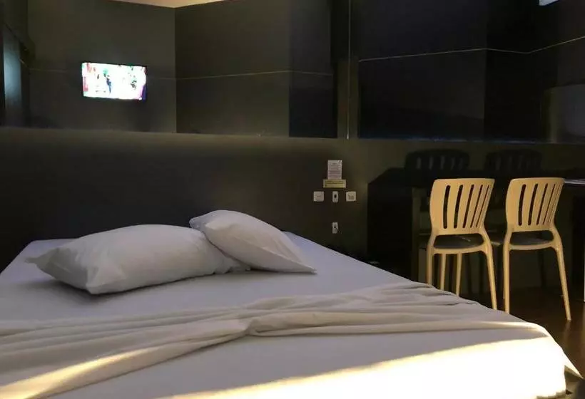 Snob Motel