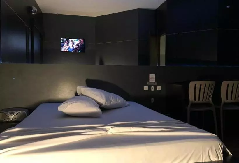 Snob Motel