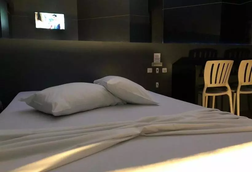 Snob Motel