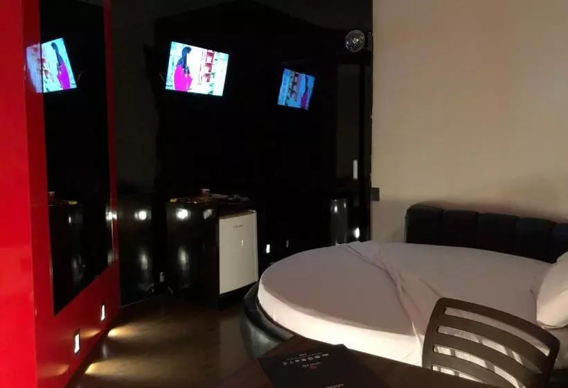 Snob Motel