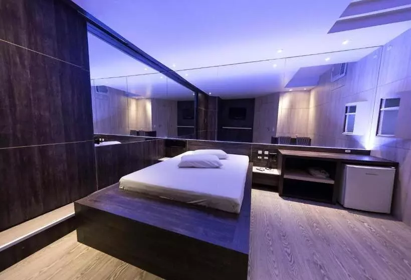 Snob Motel