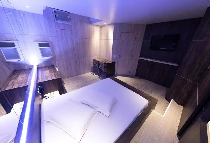 Snob Motel