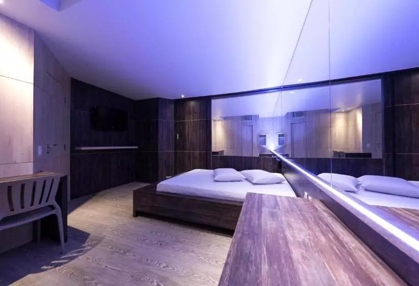 Snob Motel