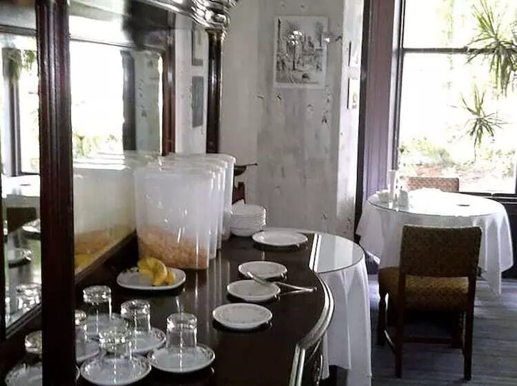 پانسیون Cornerstones Guest House