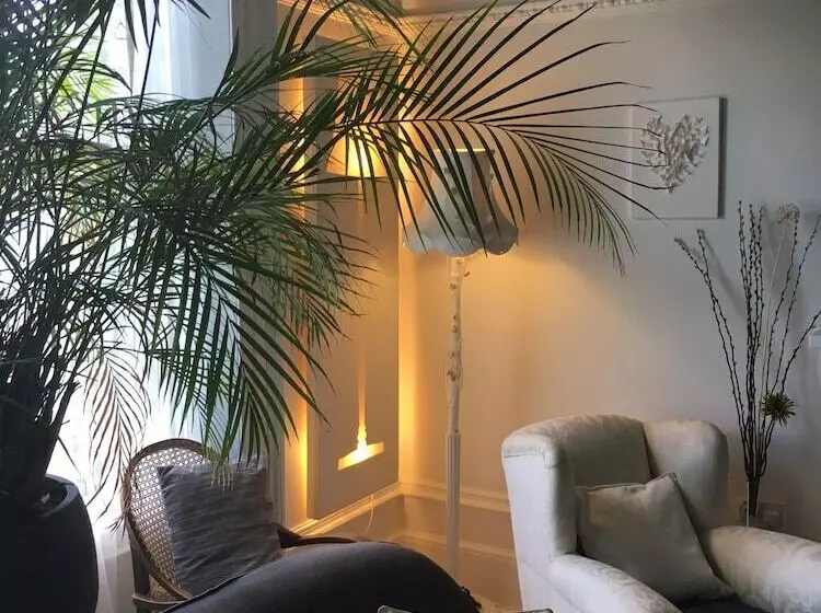 پانسیون Cornerstones Guest House