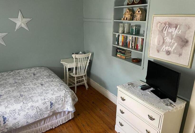 פנסיון Awakenings Inn