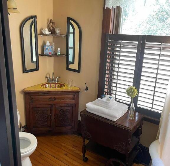 פנסיון Awakenings Inn