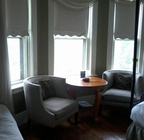 פנסיון Awakenings Inn