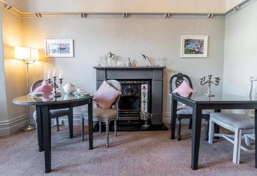 ペンション Trefoil Guest House